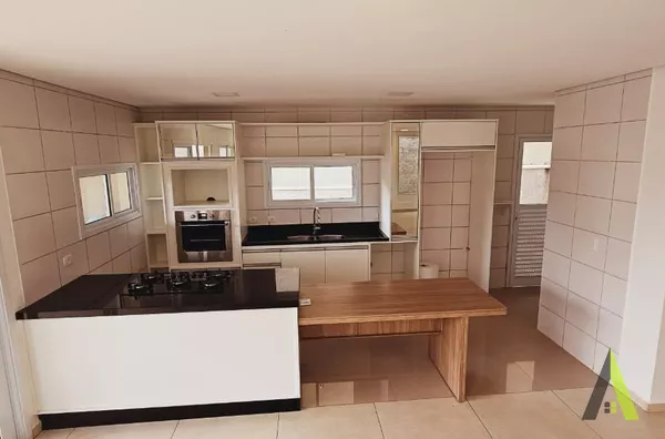 Sobrado em Condomínio Fechado de Alto Padrão com Área Verde em São Roque!