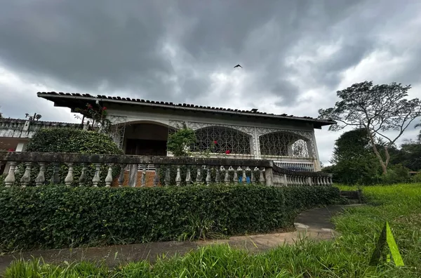 Chácara Rodeada de muito Verde em São Roque!