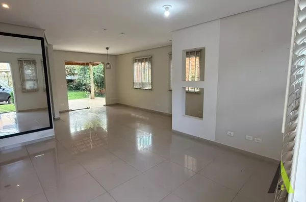 Sobrado em Condomínio Fechado em São Roque! 