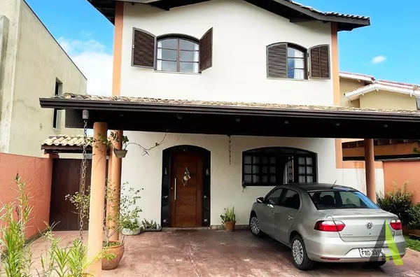 Sobrado de Alto Padrão contendo Pé Direito Alto e Vista Fantástica em Condomínio Fechado em São Roque! 