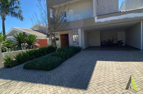 Sobrado em Condomínio Fechado com Acabamento de Primeira em São Roque!