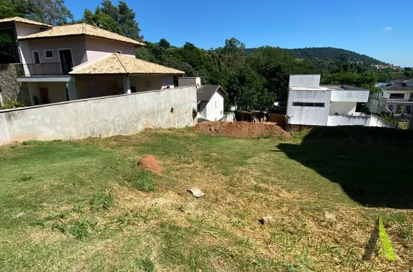 Terreno em Condomínio Fechado no Centro de São Roque! 