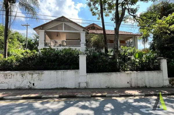 Casa Térrea com Design Colonial no Centro de  São Roque!
