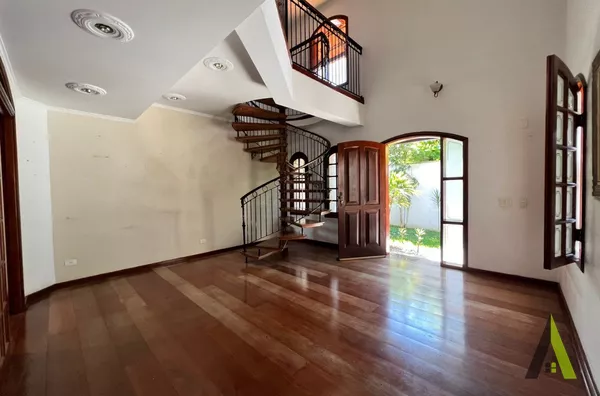 Sobrado com Acabamento de Madeira em Bairro Nobre de São Roque!