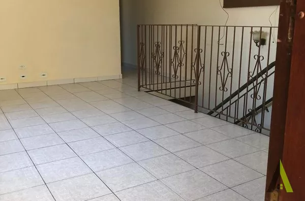 Casa Térrea  com Quintal Grande em bairro tradicional de São Roque!