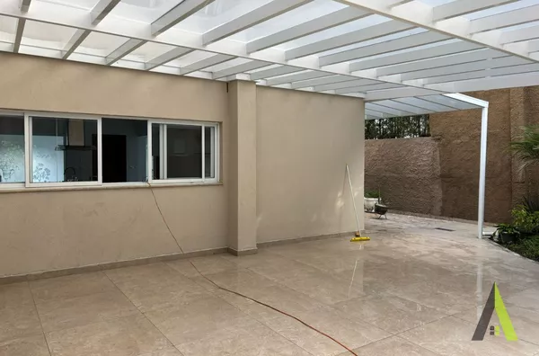 Casa em Estilo Clássico em Condomínio Fechado em São Roque!