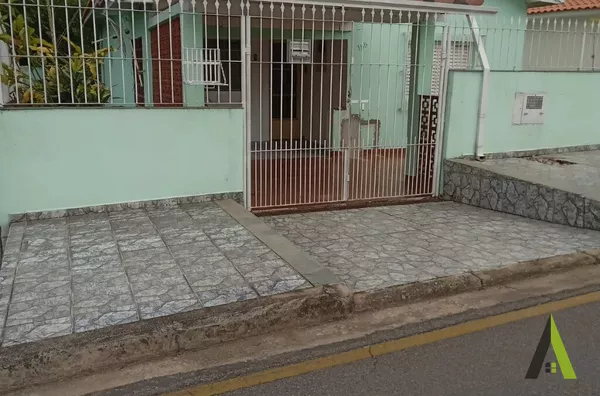 Casa Térrea em Bairro Tradicional de São Roque! 