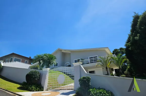 Casa Térrea  em Condomínio Fechado com Acabamento de Primeira em São Roque!