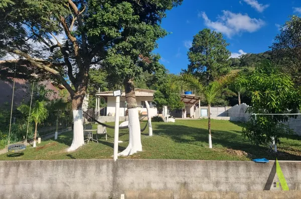 Chácara rodeada de muito verde em São Roque!