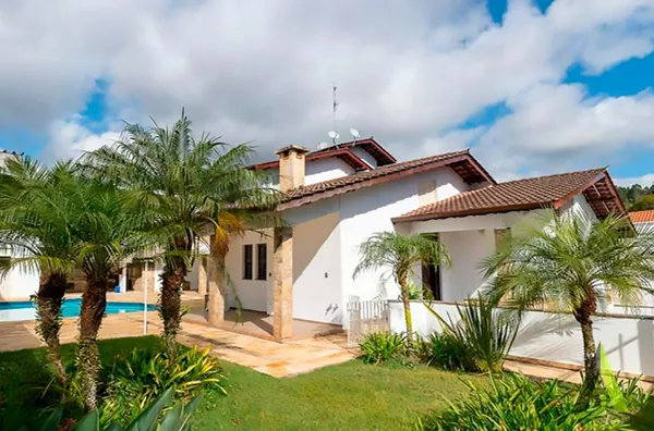 Sobrado de Alto Padrão com Atelier Avarandado e Linda Vista no Coração de São Roque!