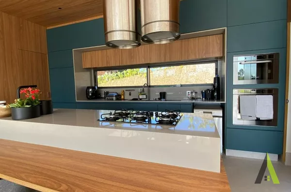 Casa de Alto Padrão em Condomínio Fechado em São Roque! 