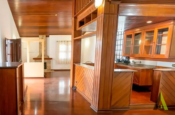 Sobrado de Alto Padrão com Atelier Avarandado e Linda Vista no Coração de São Roque!