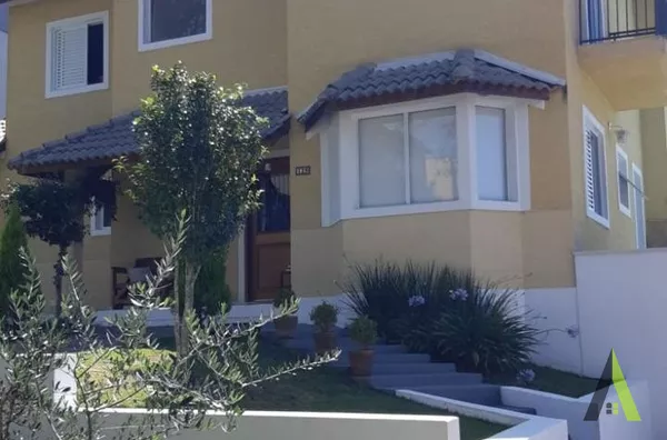 Casa em Condomínio Fechado em São Roque! 