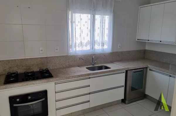 Casa em Condomínio Fechado em São Roque!