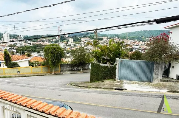Casa Térrea com Vista Incrível em Bairro Nobre de São Roque!