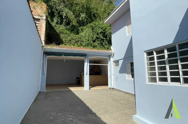 Casa com Área Gourmet  no Centro de São Roque! 