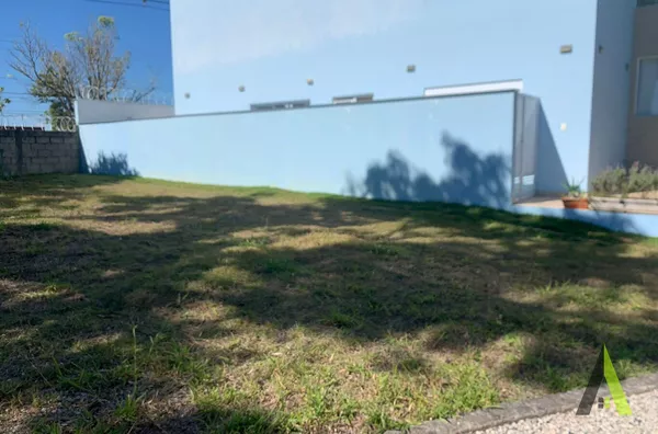 Terreno em Condomínio Fechado!