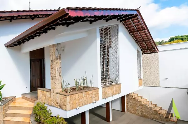 Sobrado de Alto Padrão com Atelier Avarandado e Linda Vista no Coração de São Roque!