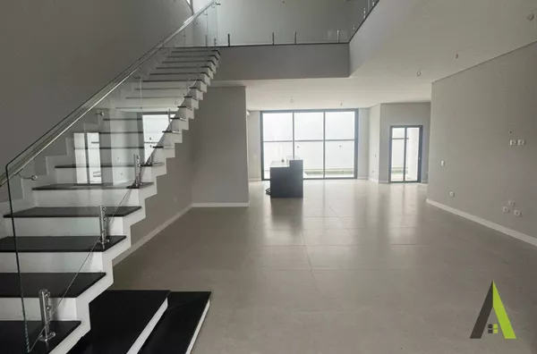 Sobrado em Condomínio Fechado com Acabamento de Primeira em São Roque!