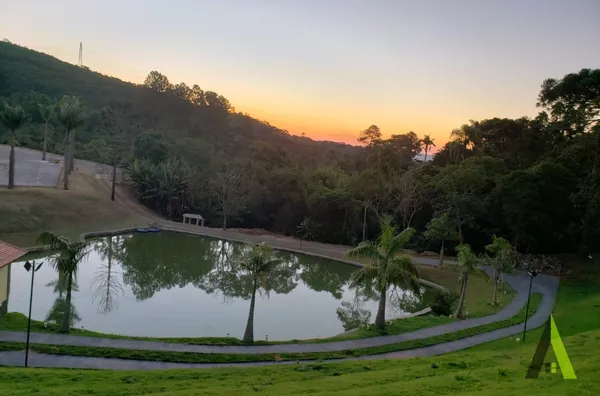 Chácara com Lago em São Roque! 