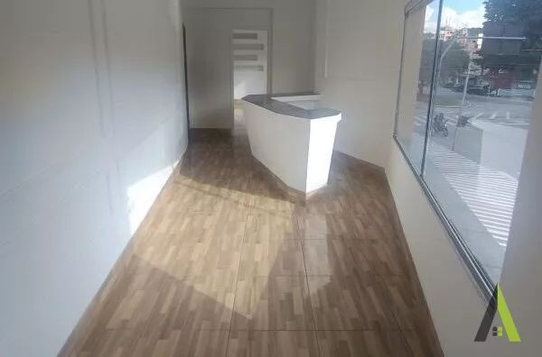 Sala Comercial no Centro de São Roque! 