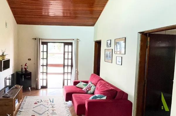 Sobrado de Alto Padrão contendo Pé Direito Alto e Vista Fantástica em Condomínio Fechado em São Roque! 