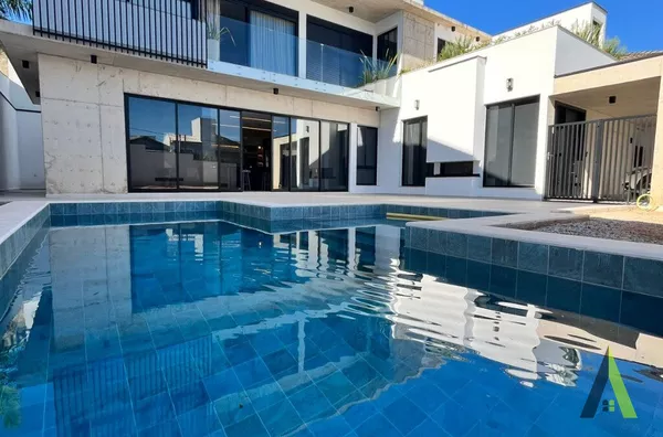 Sobrado Alto Padrão  em Condomínio Fechado com Acabamento de Primeira em São Roque!