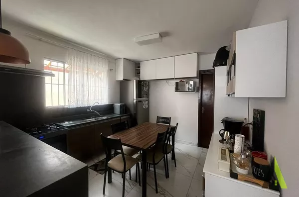 Casa Térrea com Quintal em Bairro Tradicional de São Roque!