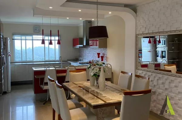 Casa de Alto Padrão em Condomínio Fechado Rodeado de muito Verde em  São Roque!