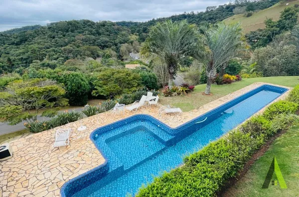 Casa Térrea  com Vista para Montanhas em Condomínio Fechado em São Roque!