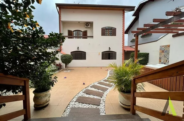 Sobrado em Bairro Nobre de São Roque!