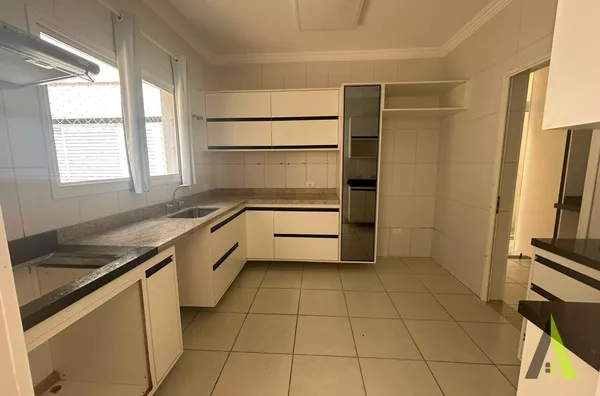  Sobrado em Condomínio Fechado de São Roque!