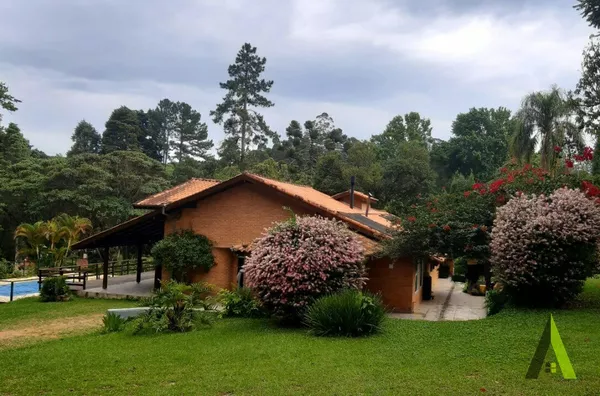 Chácara em Condomínio Fechado com Vista para Lagoa Particular em Mairinque!