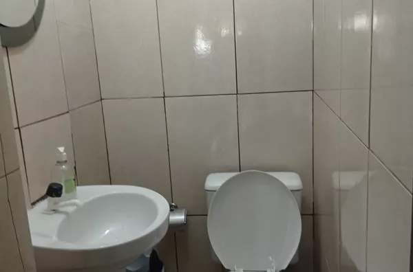 SOBRADO COM AQUECEDOR SOLAR IMPECÁVEL - Foto 2