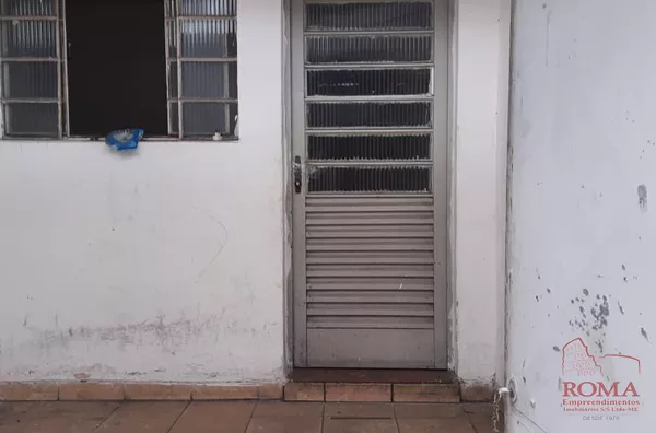 Terreno com 4 casas