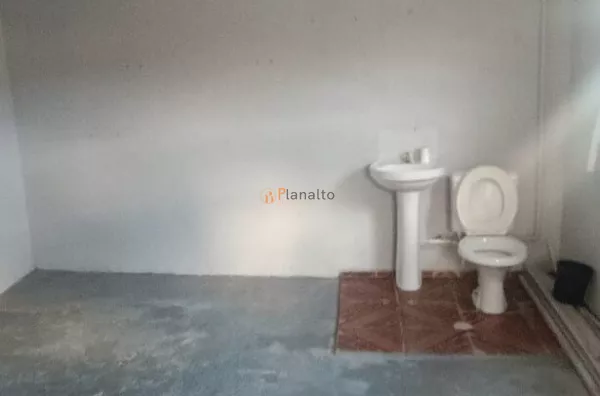 Porão com banheiro aberto