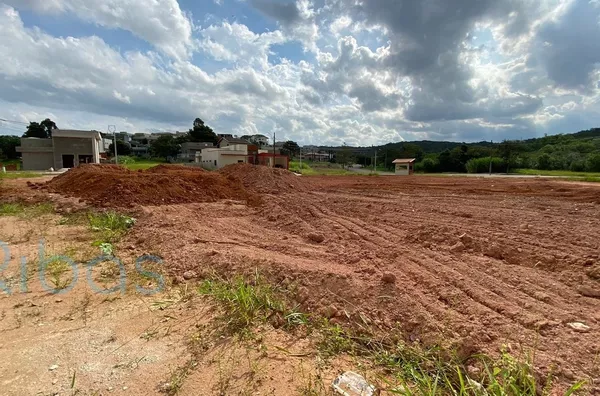 Terreno á  venda no condomínio Lagos de Jarinu- Jarinu/SP