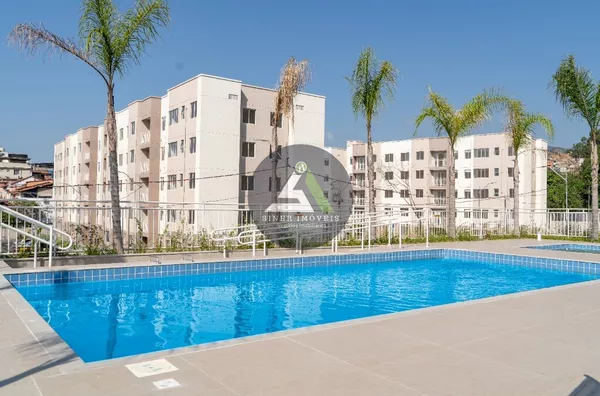 Piscina adulta e infantil.
