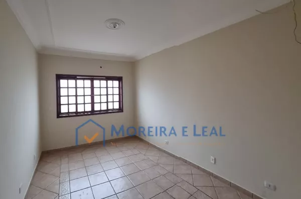 Casa com excelente localização.