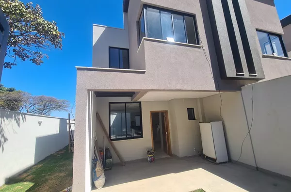 Casa Geminada com Suíte e Ampla Área Privativa no Bairro Itapoã