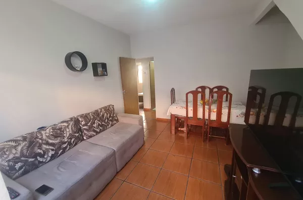 Excelente Casa Geminada Linear de 2 Quartos no Bairro Santa Mônica