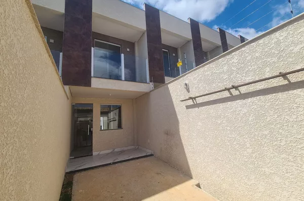 Casa Independente com 2 Suítes e Ampla Área Externa no Bairro Candelária