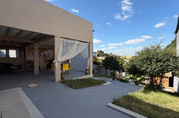 Casa colonial linear, 3 quartos, suíte e 2 vagas - aceita financiamento