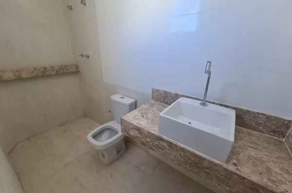 Casa Geminada com Suíte e Ampla Área Privativa no Bairro Itapoã
