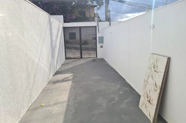 Casa Independente de 2 qtos em ótima localização no B. Candelária. - Foto 2