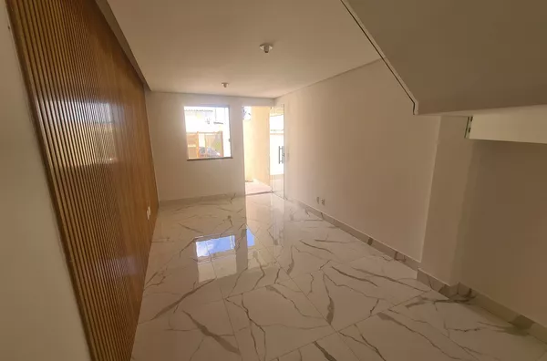 Casa Independente com 2 Suítes e Ampla Área Externa no Bairro Candelária