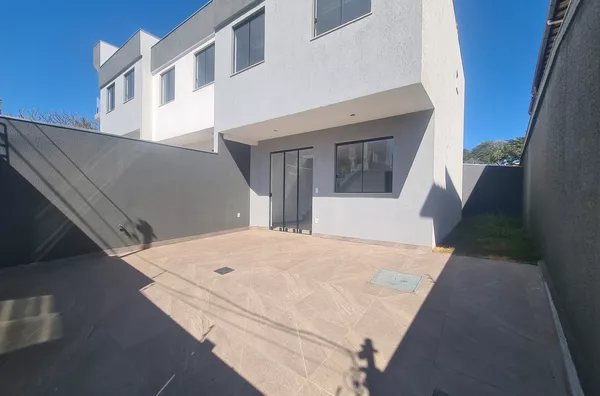 Excelente Casa Duplex com 3 Quartos no bairro Santa Amélia