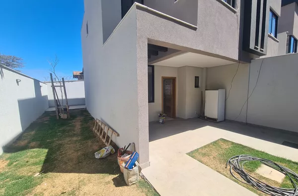 Casa Geminada com Suíte e Ampla Área Privativa no Bairro Itapoã