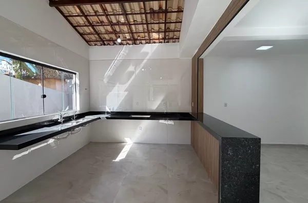 Casa colonial linear, 3 quartos, suíte e 2 vagas - aceita financiamento