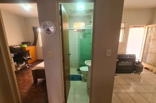 Excelente Casa Geminada Linear de 2 Quartos no Bairro Santa Mônica